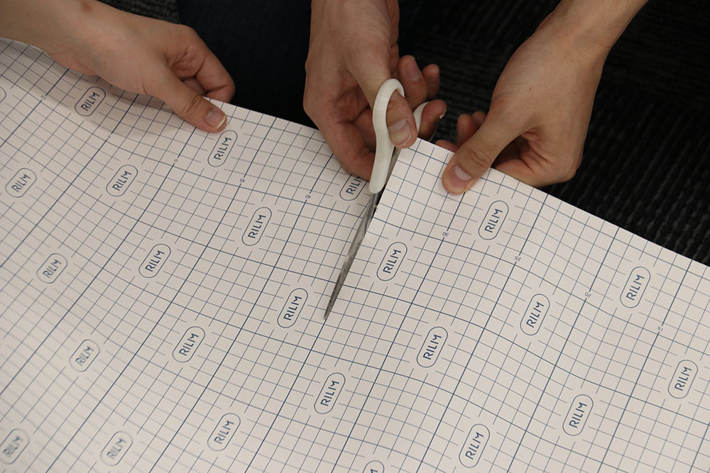 ①壁の高さ+切り代10cmの長さで壁紙をカットする