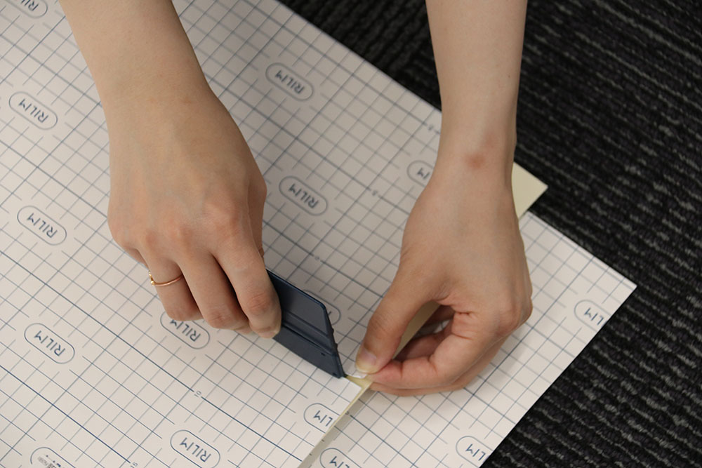 ②剥離紙に切り目を入れる