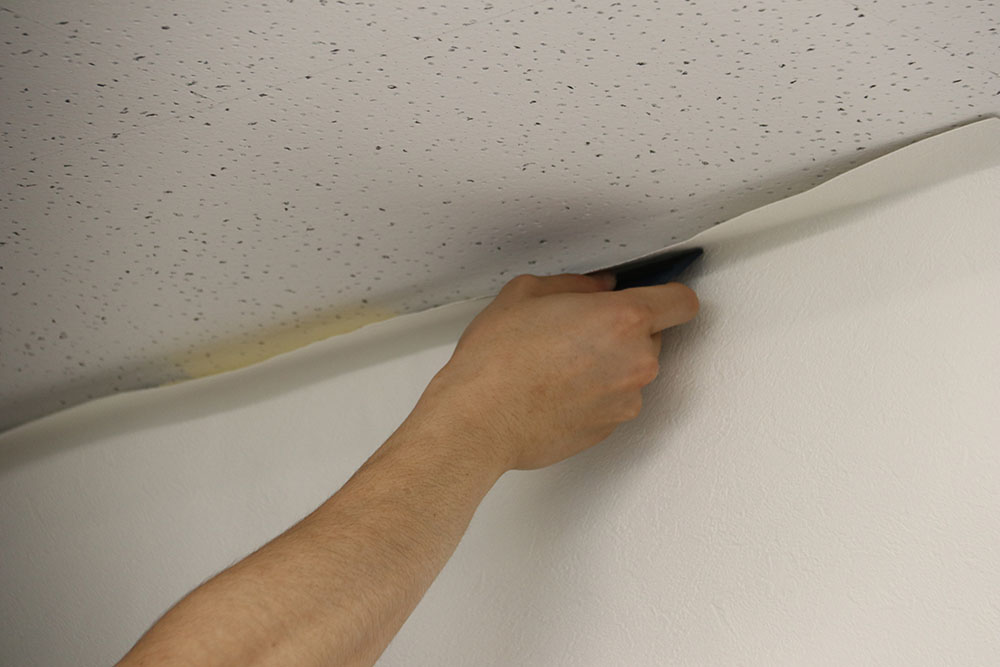 ⑥余分な壁紙をカットする