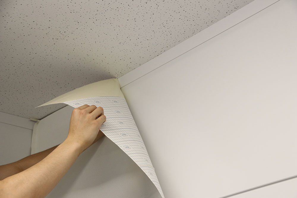 ④一番上の剥離紙をすべてめくり、しっかりと圧着する