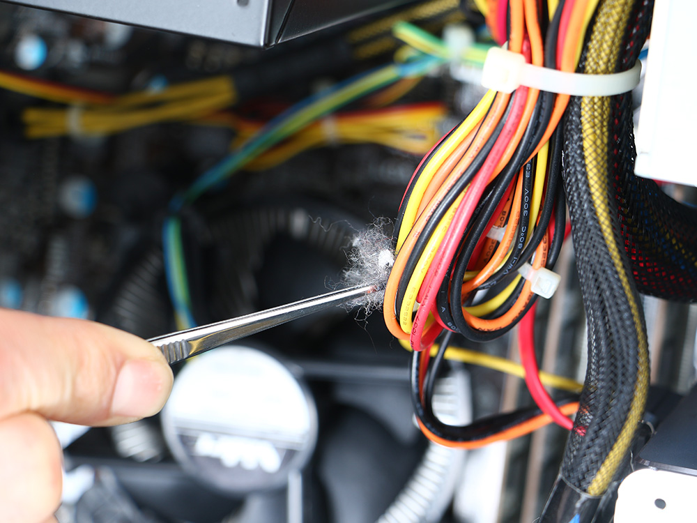 手順③：除電ハケ＆ピンセットを使用して残ったホコリを取り除く