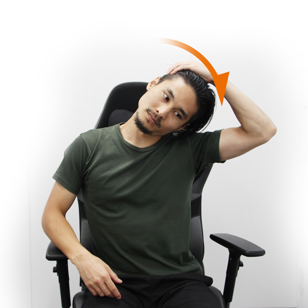 3.首から肩の筋肉を伸ばす。