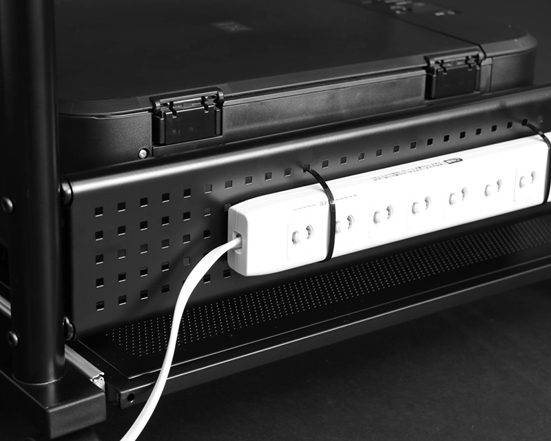 背板に電源タップの取り付け可