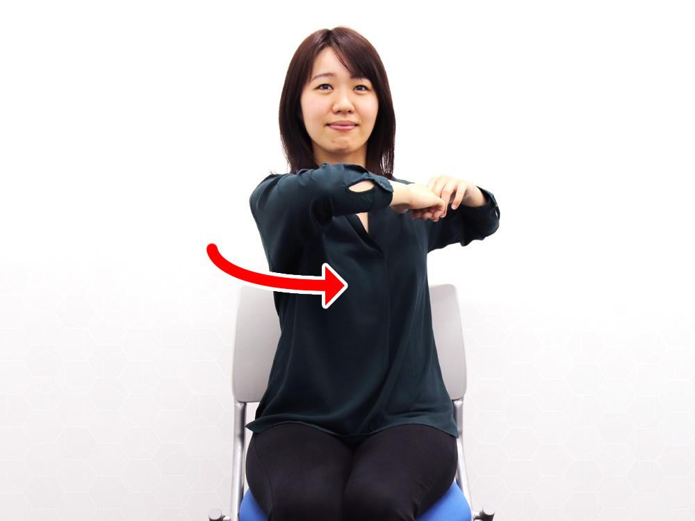 左右交互に肩を突き出すように身体を回す