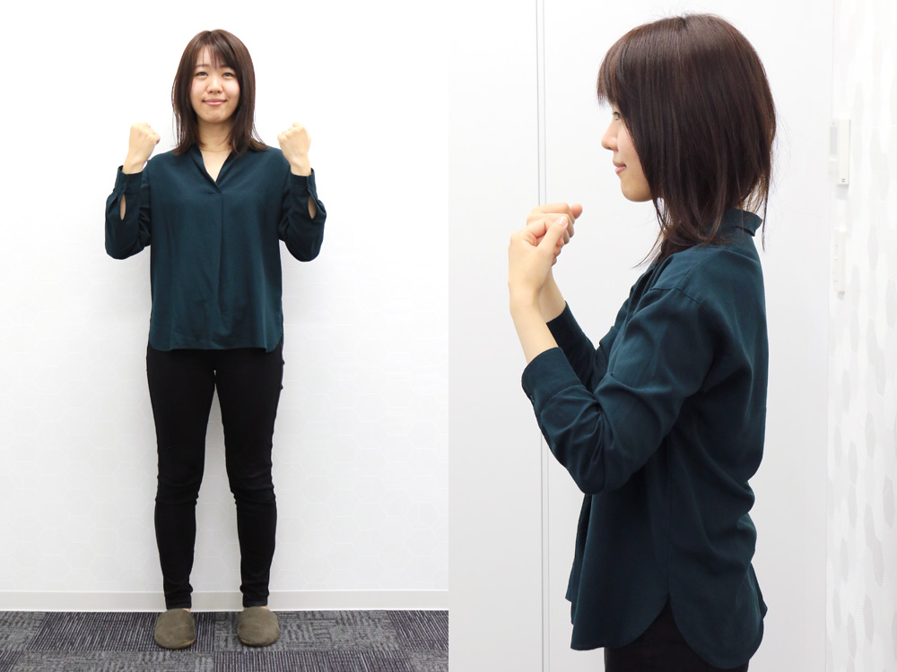 肘を軽く曲げる