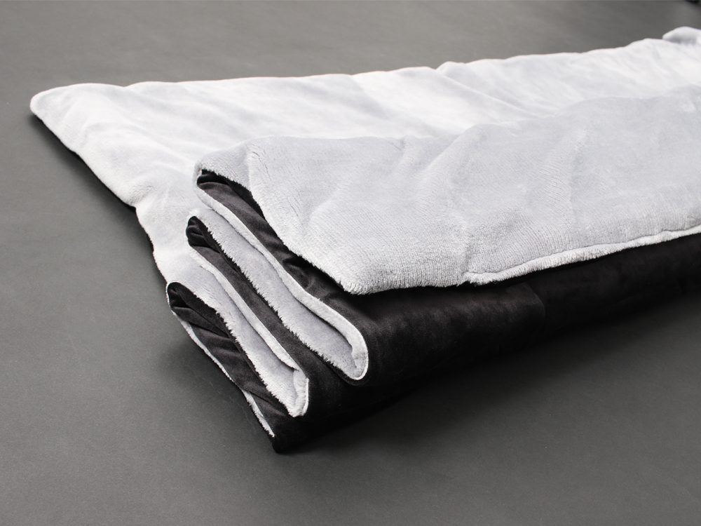 左右どちらかで山折り、谷折りを繰り返し、毛布を細長い状態にする。