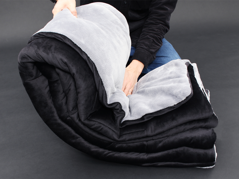 上下を半分に折りたたんで、正方形に近い状態にする。