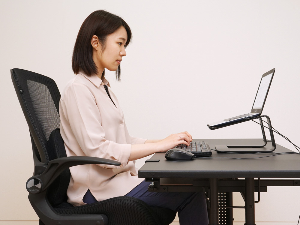 9.身長に合ったデスクを使用する。