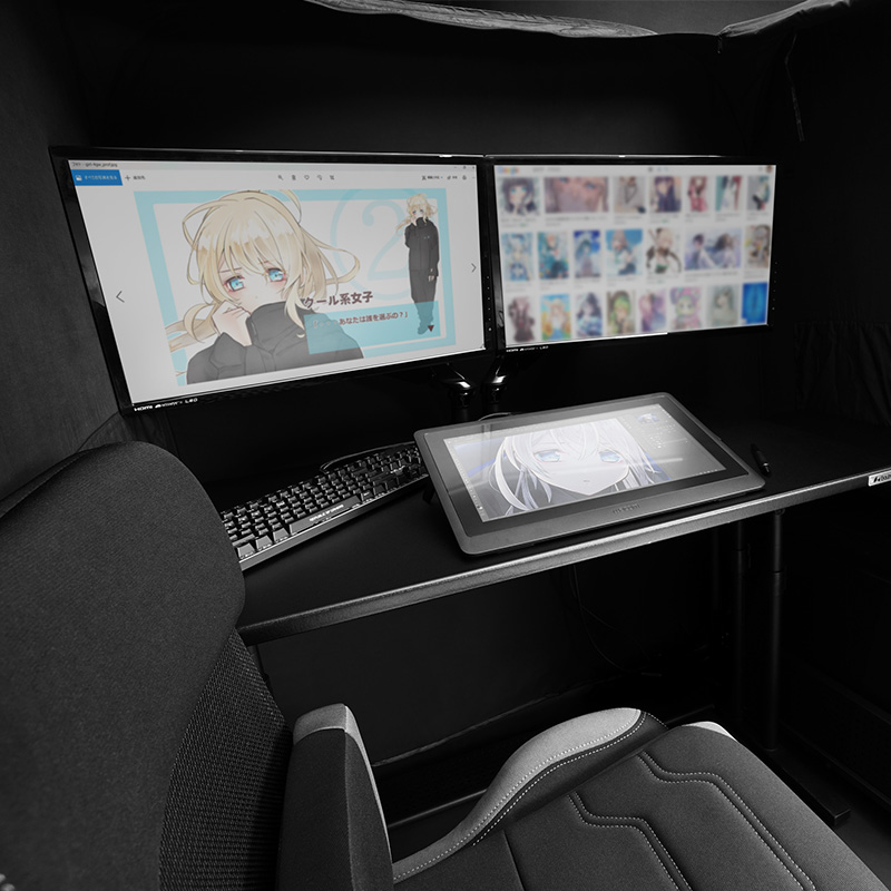 クリエイターの作業デスクに