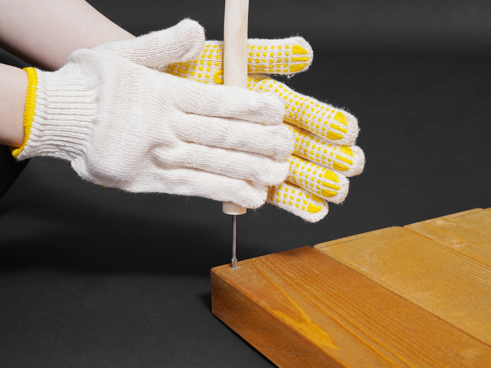 ③ 木材をフレームにネジ打ちして固定し、棚板を作ります。