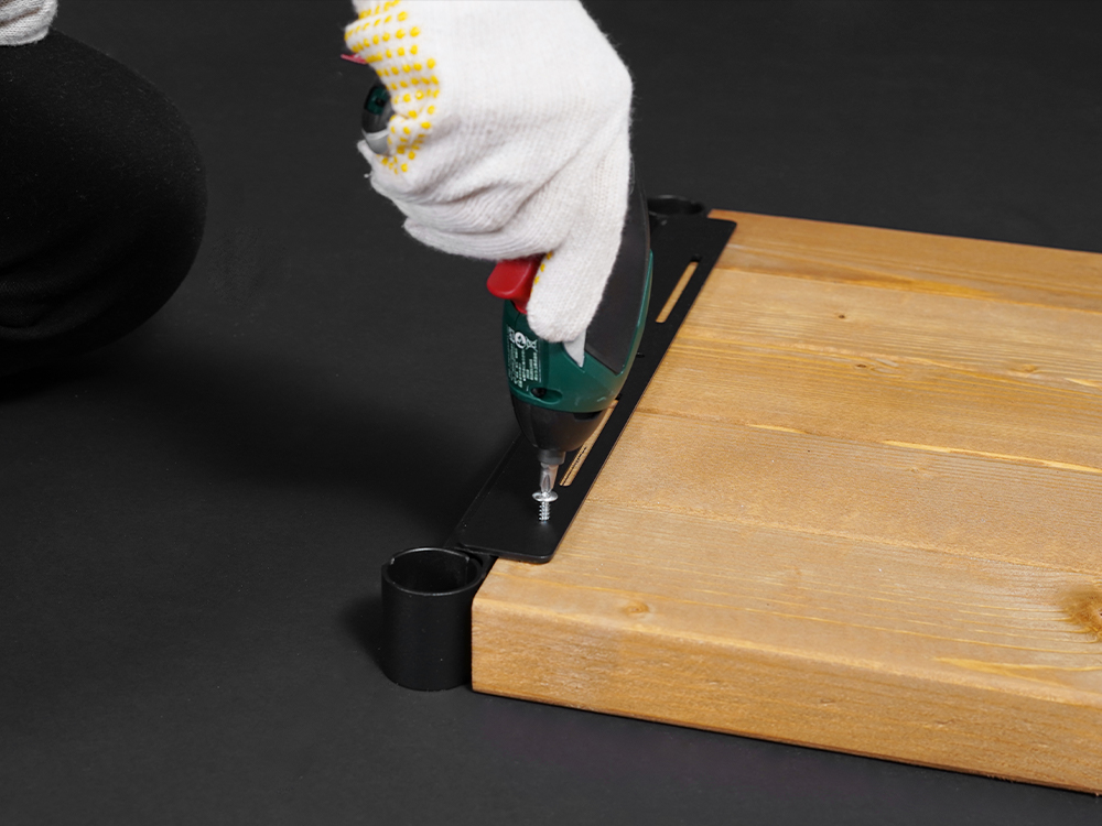 ③ 木材をフレームにネジ打ちして固定し、棚板を作ります。