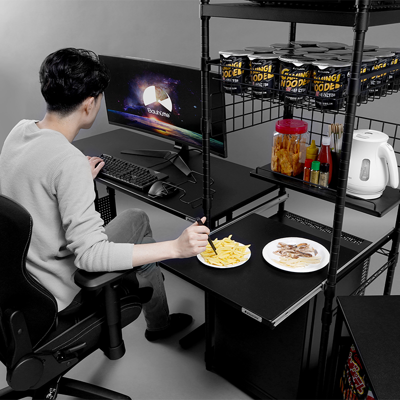 ゲームと食事は別のテーブルで