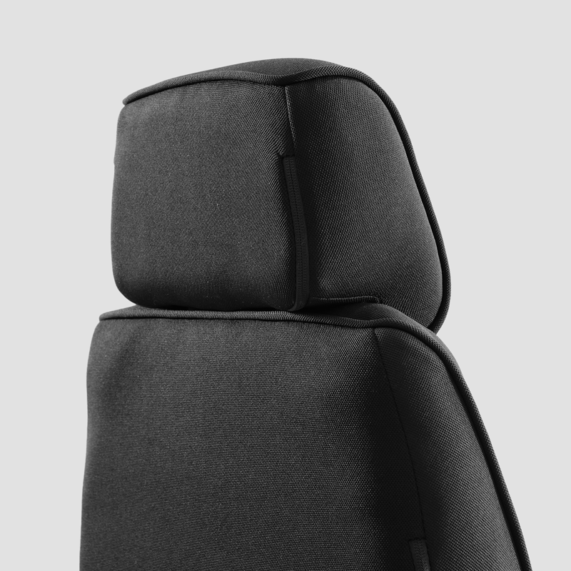 首を支えるチルト式ヘッドレスト