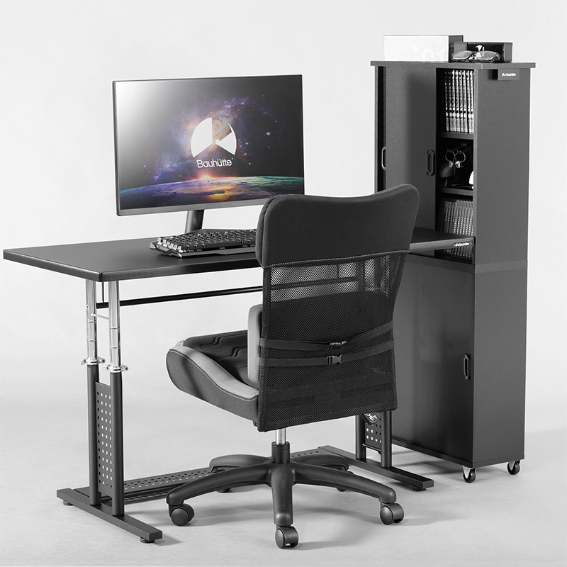 デスクサイドの隙間収納としても活躍